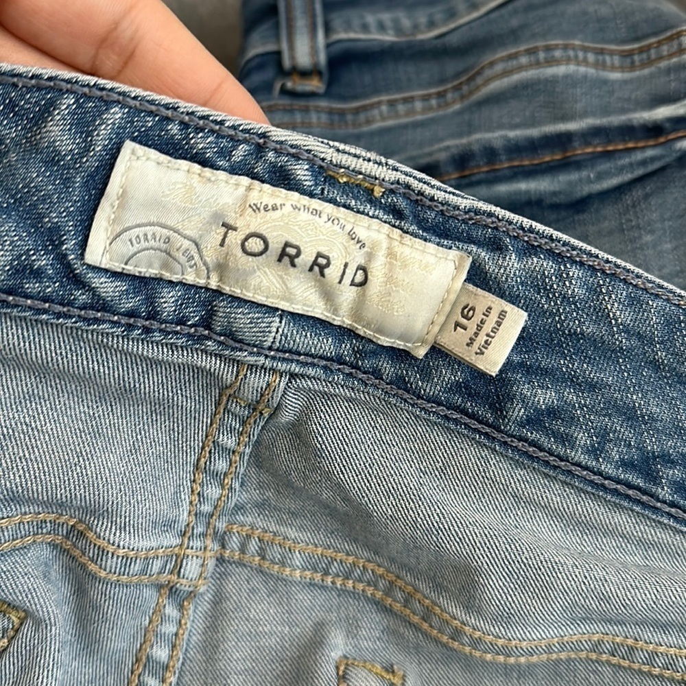 Torrid Boyfriend Distressed Ripped Leg Light Wash Bermuda Stretch Shorts Size 16 - Picture 2 of 8